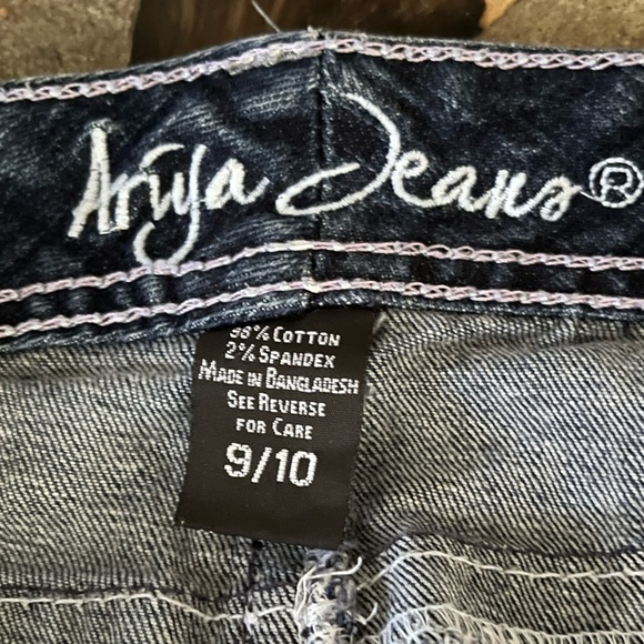 Cute distressed shorts size 9/10 - Picture 4 of 4